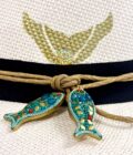 Λευκό ψάθινο καπέλο, με σκληρό γείσο και χειροποίητη διακόσμηση.